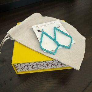 Like new Kendra Scott turquoise Sophee earrings